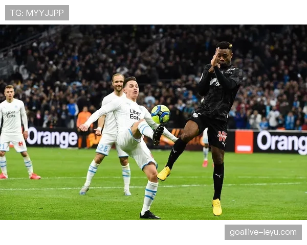 埃斯防线稳固助球队状态回升,和平前景引关注 埃斯防线稳固助球队状态回升,和平前景引关注