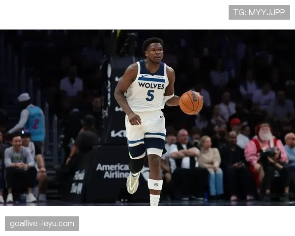 爱德华兹无球跑动制造错位，拉开森林狼进攻空间