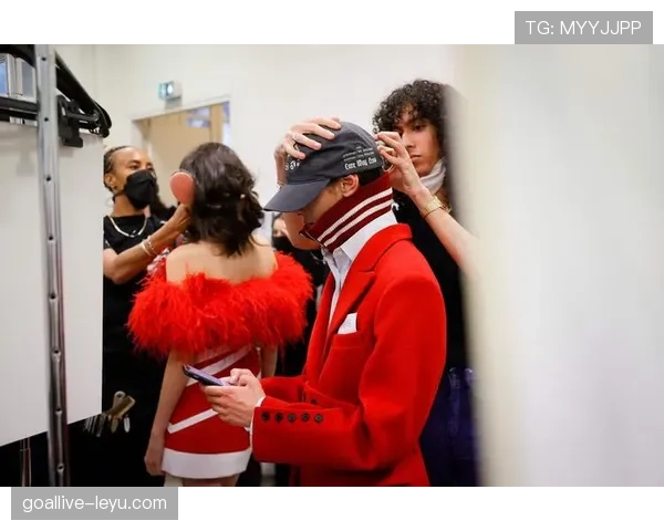 看高亭宇这组照，训练毛巾拧到滴水，换衣间像时装周后台